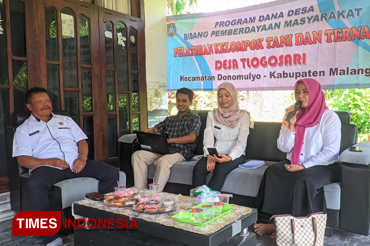 Kepala Desa Tlogosari, Lilik Rahayu, didampingi petugas penyuluh Dinas Peternakan dan Kesehatan Hewan, saat pelatihan kelompok tani ternak di Dusun Tegalrejo, Desa Tlogosari, Donomulyo, Kabupaten Malang, Rabu (29/5/2024). (Foto Amin/TIMES Indonesia)