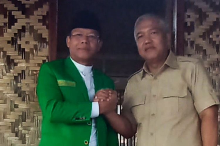 Plt Ketum PPP H Mardiono (kiri) bersalaman dengan Anggota Dewan Pembina DPP Partai Gerindra H Amir Mahpud saat hadir dalam Harlah PPP di Tasikmalaya beberapa waktu lalu. (FOTO: Istimewa)