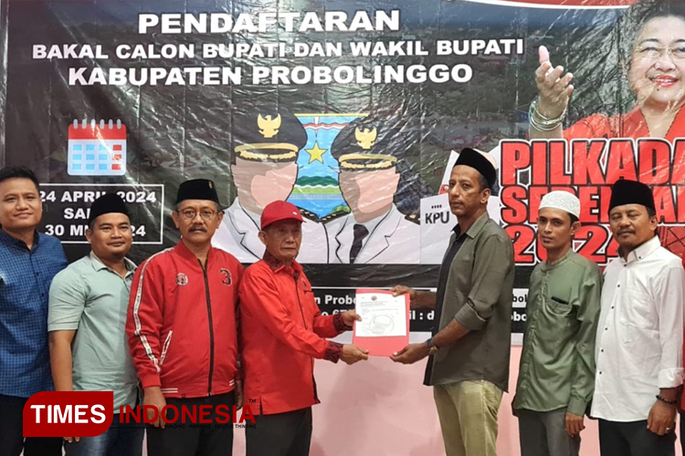 Ketua DPC PDIP Kabupaten Probolinggo menyerahkan formulir terhadap perwakilan Lora Fahmi. (Foto: Saifullah for TIMES Indonesia)