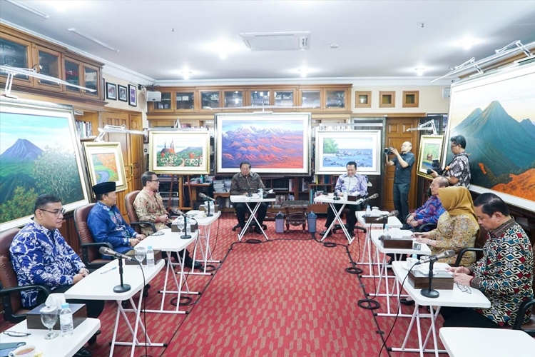 Pimpinan MPR RI saat melakukan Silaturahmi Kebangsaan dengan Presiden ke-6 Susilo Bambang Yudhoyono di Cikeas, Bogor, Rabu (28/5/24). (Foto: dok MPR RI)