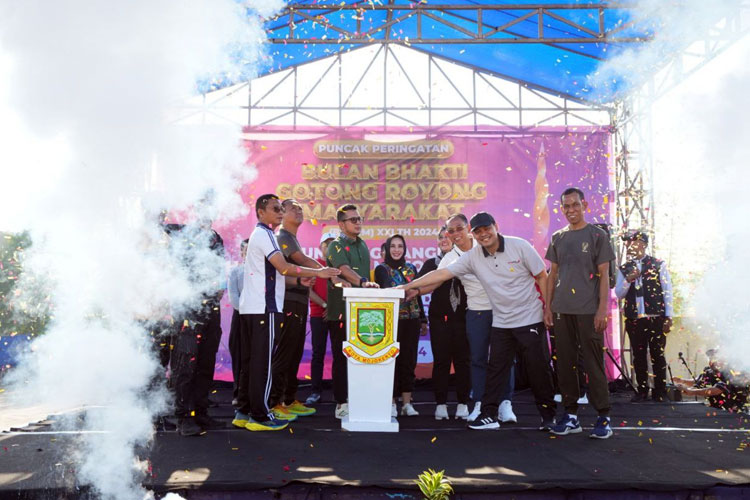 Foto: Pj. Wali Kota Mojokerto dalam puncak peringatan Bulan Bhakti Gotong Royong Masyarakt di GOR Seni Majapahit. (Foto: Dok. Kominfo for TIMES Indonesia)