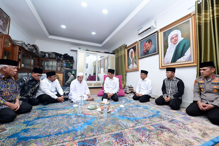 Presiden Jokowi bertakziah ke rumah Habib Lutfi di Pekalongan. (Foto: Setpres)