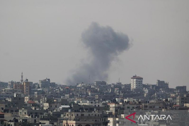 Asap membubung ke angkasa setelah terjadi serangan Israel di kota Rafah di Jalur Gaza selatan, pada 18 Mei 2024. (ANTARA/Xinhua/Khaled Omar)