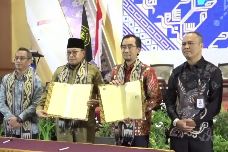 Rektor UB dan Pj Gubernur NTB saat menunjukkan dokumen kerjasama yang telah mereka tandatangani. (Istimewa)