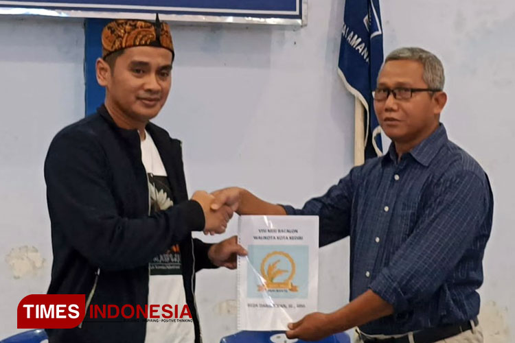 Reza Darmawan saat mendaftar ke PAN Kota Kediri (Foto: Yobby/Times Indonesia)