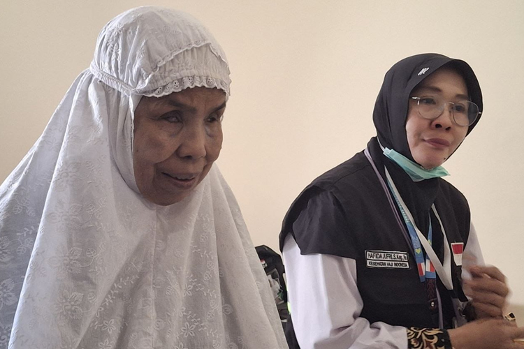 Sajariyah (kiri), jemaah haji Indonesia asal Pare-pare, Sulawesi Selatan. (Foto: MCH 2024 Kemenag RI)