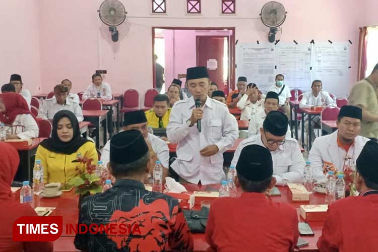 Sejumlah partai parlemen dan non parlemen mendatangi kantor PDIP mewakili Gus Haris. (Foto: Abdul Jalil/TIMES Indonesia)