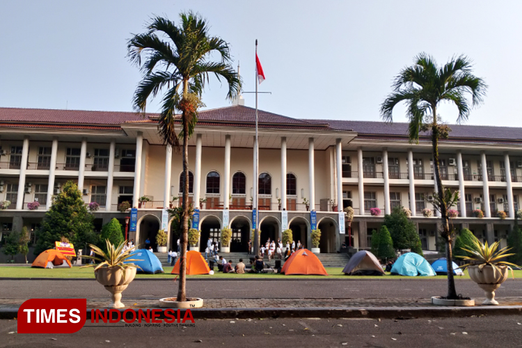 Tuntut Uang Pangkal Dihapus Mahasiswa Ugm Berkemah Di Depan Gedung 