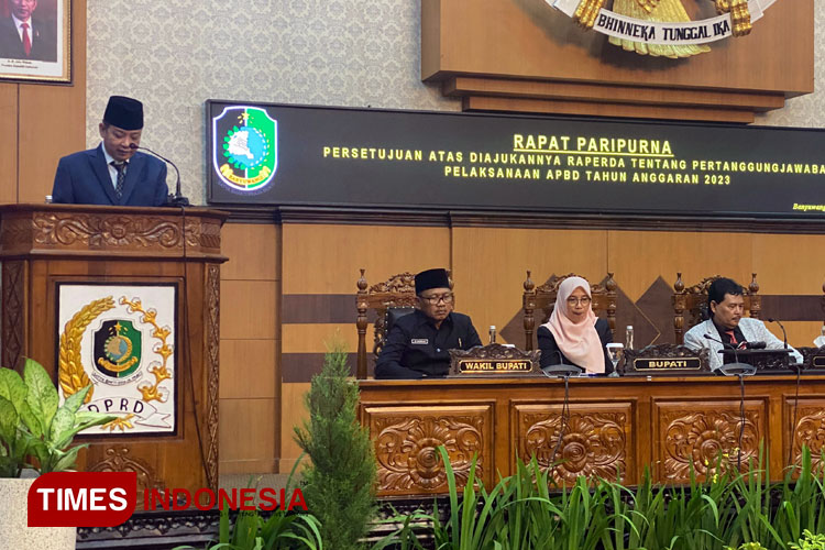 Wakil Ketua DPRD Banyuwangi, Michael Edy Hariyanto, SH, MH saat membacakan laporan pelaksanaan APBD Tahun 2023. (Foto: Fazar Dimas/TIMES Indonesia).