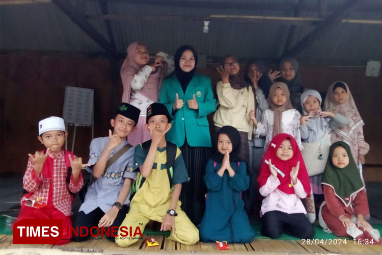 Mangajar al-qur’an dan tajwid di MADIN Al-Haddad dalam rangka program kerja KSM-E Unisma Malang 2024. (FOTO: AJP TIMES Indonesia)