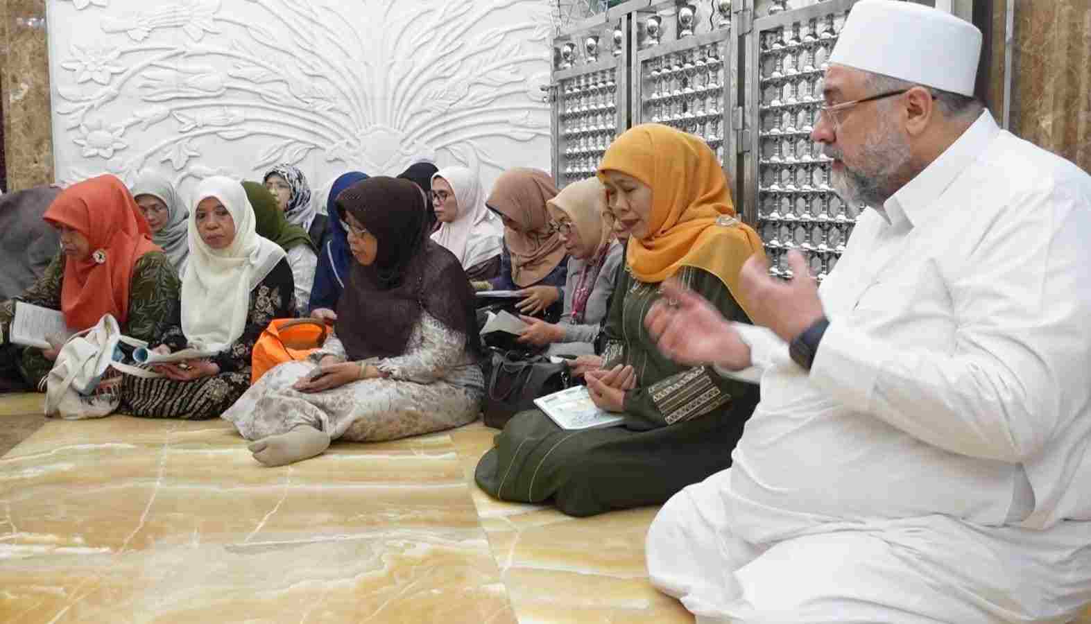 Khofifah bersama Syekh Afeefuddin Al Jailani manaqib bersama. (Foto: Muslimat for TI)