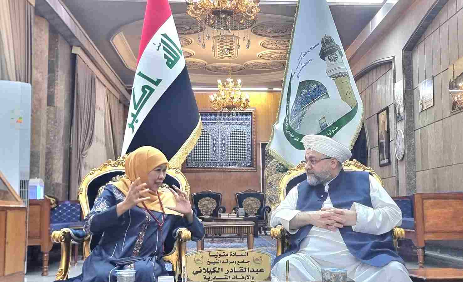 Khofifah bersama pemangku makam Imam Junaid Al Baghdadi yaitu Syeikh Cholil Ibrahim. (Foto: Muslimat for TI)