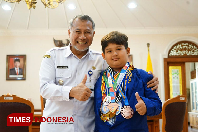 Anantacetta Reugra Abiraya, siswa SD Al Kautsar peraih juara Matematika Internasional saat bersama Pj Bupati Temanggung, Hary Agung Prabowo. (FOTO: Hermanto/ TIMES Indonesia)