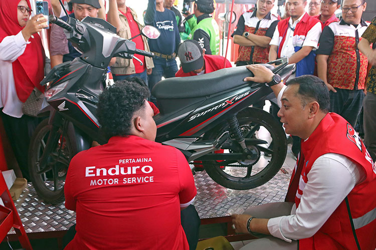 Eri Cahyadi saat meluncurkan Rumah Padat Karya (RPK) Bengkel Pitstop Manyar, Kamis (30/5/2024). (Foto: Dok. Pemkot Surabaya)