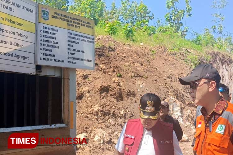 Kepala Dinas PU Bina Marga, Khoirul Isnaidi Kusuma, saat menjelaskan kepada Bupati Malang, HM Sanusi, sistem dan pola pengerjaan peningkatan jalan Kalipare-Donomulyo di jalur Rajekwesi, Kamis (30/5/2024). (Foto Amin/TIMES Indonesia)