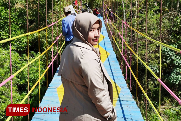 Tampak pengunjung berpose di Jembatan Gantung Desa Gubrih Kecamatan Wringin Kabupaten Bondowoso (FOTO: Moh Bahri/TIMES Indonesia)