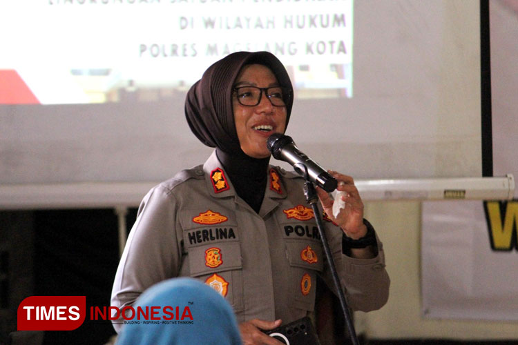 Kapolres Magelang Kota, AKBP Herlina, S.I.K, M.H. saat memberikan pembinaan kepada para Kepala Sekolah. (FOTO: Dok. Humas Polres Magelang Kota for TIMES Indonesia)