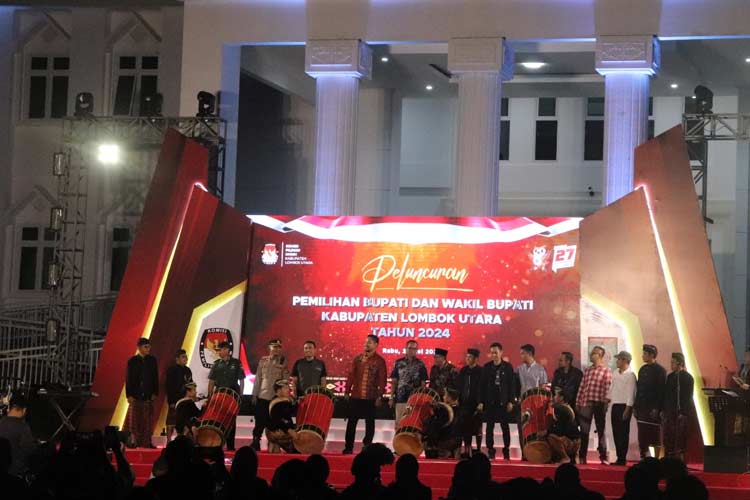 Ketua KPU Lombok Utara, Nizamudin beserta jajaran, Anggota KPU NTB, Khalidi, Bupati dan Wakil Bupati, Ketua Bawaslu Lombok Utara beserta jajaran, Kapolres Lombok Utara, Danramil 1606 meluncurkan Pilkada Lombok Utara bertajuk Melbao dengan memukul g
