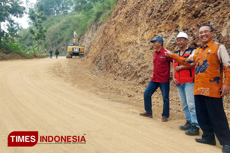 Kondisi Pelebaran Jalan Arjosari-Purwantoro. (Foto: Rojihan/TIMES Indonesia)