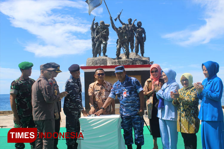 Sekda Pemkab Morotai Muhammad Umar Ali dan Danlanud Leo Wattimena Kolonel Pnb Sukarno saat tekan tombol sirine Peluncuran Semarak Hari Lahir Pancasila ke-79 tahun 2024. Kamis, 30 Mei 2024. (FOTO: Munces For TIMES Indonesia).