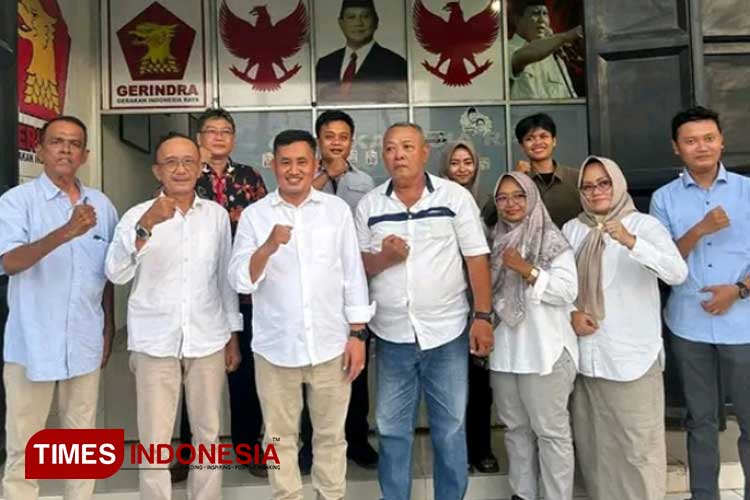 Petahana Bupati Pemalang Mansur Hidayat menuju kantor DPC Partai Gerindra, mengambil Formulir pendaftaran Bacalon Bupati 2024 (Foto: Ragil/TIMES Indonesia)