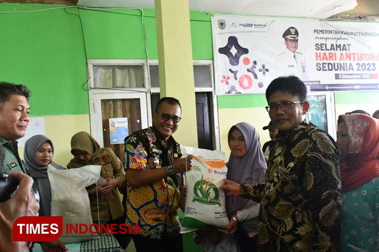 Pj Bupati Bondowoso Bambang Soekwanto saat menyalurkan langsung bantu pangan kepada warga (FOTO: Moh Bahri/TIMES Indonesia)