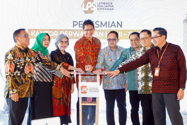 Pj Gubernur Adhy bersama Anggota Komisi XI DPR RI, Wakil Ketua Dewan Komisioner LPS, Anggota Dewan Komisioner LPS saat meresmikan Kantor Perwakilan II Surabaya di Pakuwon Tower, Jalan Embong Malang Surabaya, Kamis (30/5/2024). (Foto: Dok. Pemprov Jat