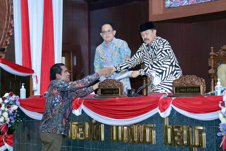 Pj Gubernur Adhy saat menghadiri Raperda Provinsi Jawa Timur tentang KTR di Gedung DPRD Jatim Surabaya, Kamis (30/5/2024). (Foto: Dok.Humas Pemprov Jatim)