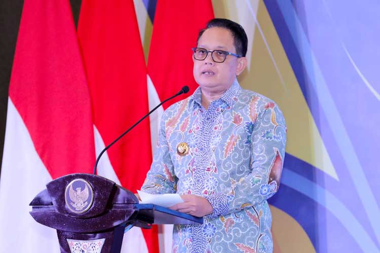 Pj Gubernur Jatim Adhy Karyono saat membuka Rakor dan Business Matching P3DN Provinsi Jawa Timur Tahun 2024 di Dyandra Convention Center Surabaya, Kamis (30/5/2024). (FOTO: Dok. Humas Pemprov Jatim)