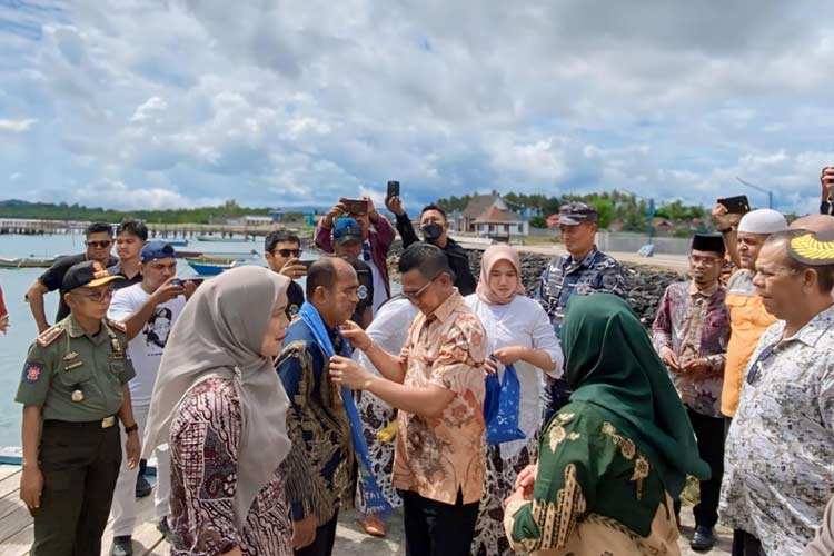 Sekda M Umar Ali mengalungkan shal ke Pj Bupati Burnawan di Morotai. Kamis, 30 Mei 2024. (Foto: Munces For TIMES Indonesia)