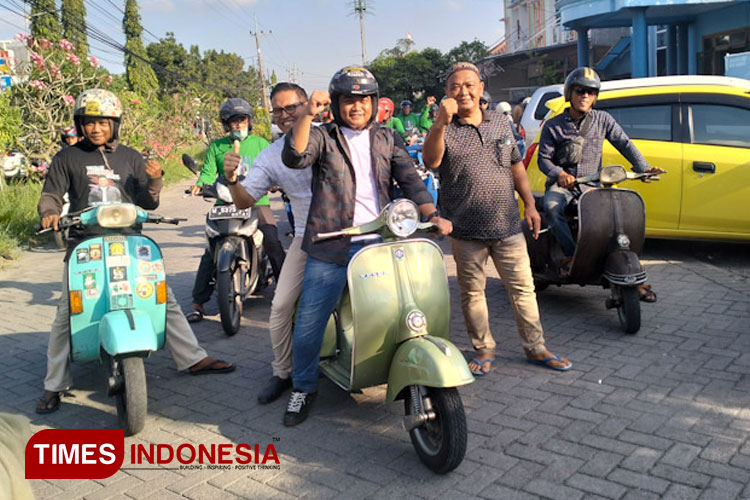 Syahrul Munir bersama timnya saat mendaftar Cabup Gresik ke PAN dan PPP. (Foto: Akmal/TIMES Indonesia)