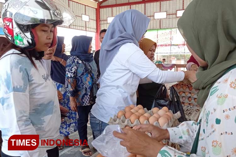 Warga Majalengka antusias pasar murah. (FOTO: Hendri Firmansyah/TIMES Indonesia)