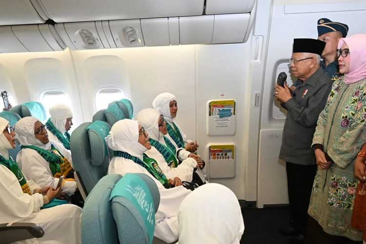 Wakil Presiden KH Ma'ruf Amin melepas keberangkatan kelompok terbang pertama (Kloter BTJ-01) jemaah haji Indonesia. (Foto: Kemenag RI)