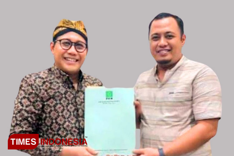 Abdul Halim Iskandar menyerahkan Surat Keputusan peralihan kepada Lora Fahmi. (Foto: LBP for TIMES Indonesia)