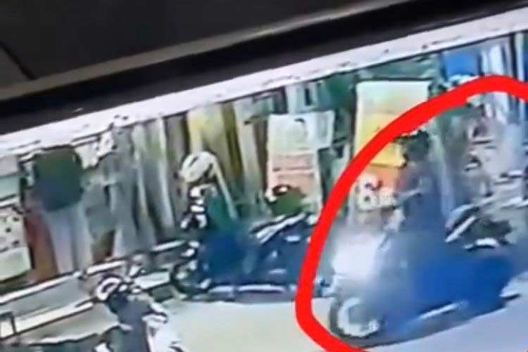 Aksi maling tas mahasiswa di Kota Malang saat terekam kamera CCTV. (Foto: Tangkapan Layar/TIMES Indonesia)