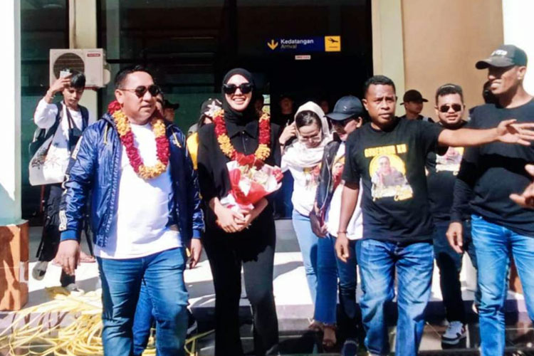 Aliong Mus ketika menyambut relawan dan warga Kepulauan Sula (FOTO: Istimewa)