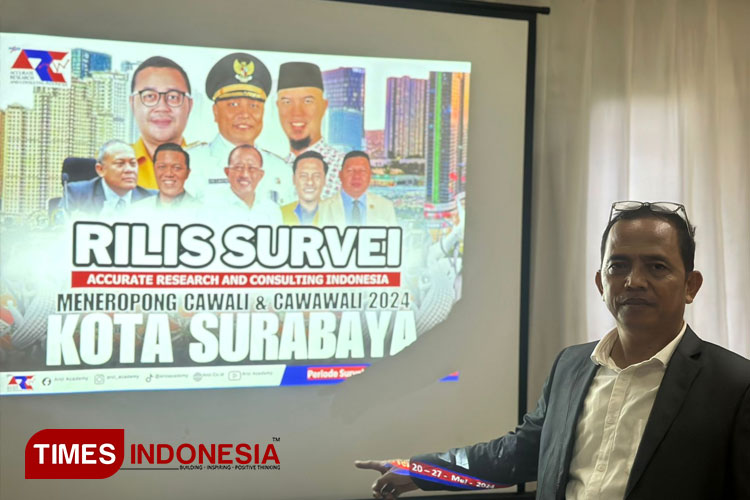 Direktur ARCI Baihaki Sirajt saat paparan hasil survei simulasi pasangan calon di Pilwali Surabaya, Jumat (31/5/2024). (FOTO: Lely Yuana/TIMES Indonesia)