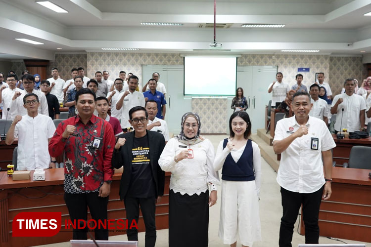 Foto bersama Asisten Administrasi Umum, Dr Wahyu Kurniati (tengah) bersama dua Narasumber, saat acara Bimtek Perencanaan Media Komunikasi Publik Kabupaten Malang, Jumat (31/5/2024). (Foto: Dok Kominfo/TIMES Indonesia).