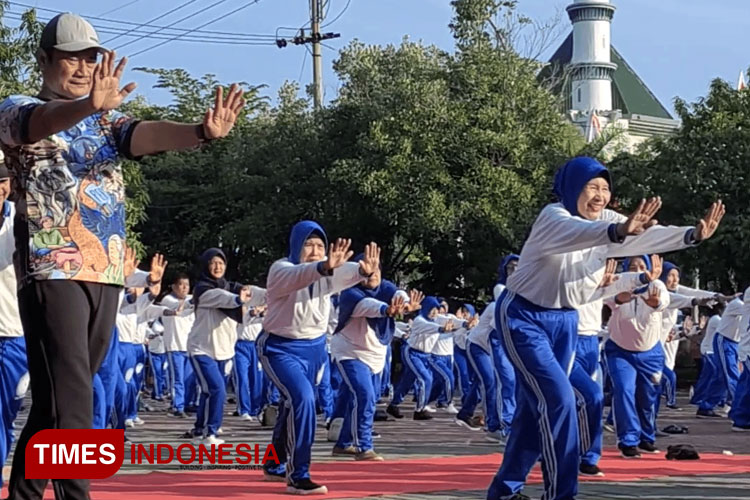 Bupati Lamongan Yuhronur Efendi saat mengikuti senam Ling Tien Kung di halaman Gendung Pemkab Lamongan pada peringatan HLUN ke-28 dan HJL ke-455, Jumat (31/5/2024). (Foto: Moch. Nuril Huda/TIMES Indonesia)