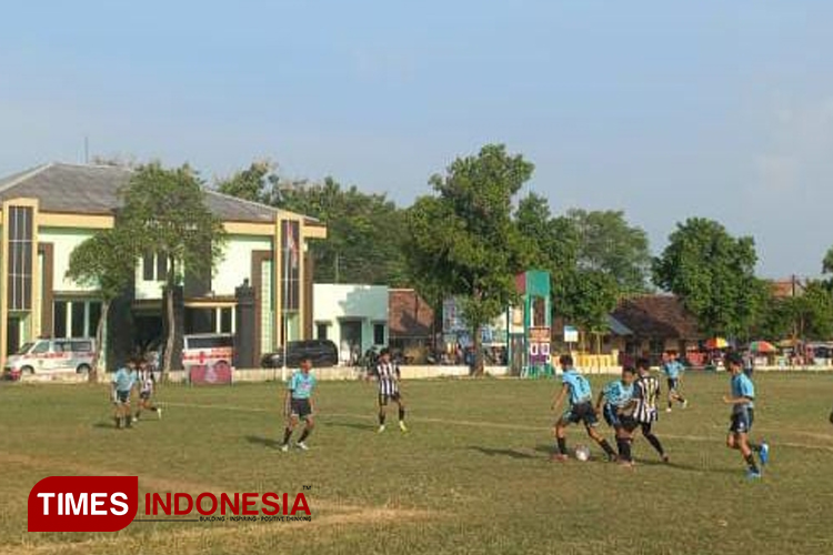 Gribig United saat melawan FC Tanjungrejo pada pekan ketiga Sukun U-17 League di lapangan Gribig Kudus, Jawa Tengah, Jumat (31/5/2024). (FOTO: Ihza Fajar Azhari/TIMES Indonesia)