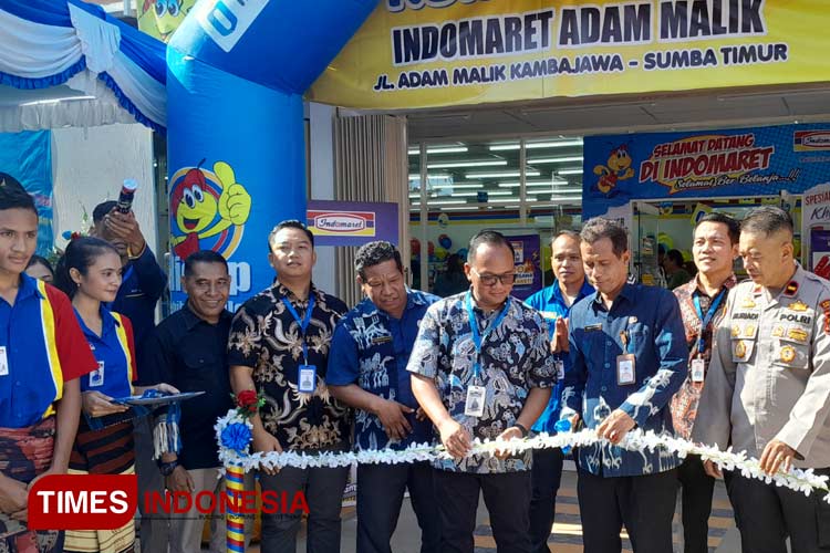Sekda Sumba Timur Umbu Ngadu Ndamu didampingi Branch Manager Indomaret Waingapu saat peresmian dengan pengguntingan pita.(FOTO: Habibudin/TIMES Indonesia)