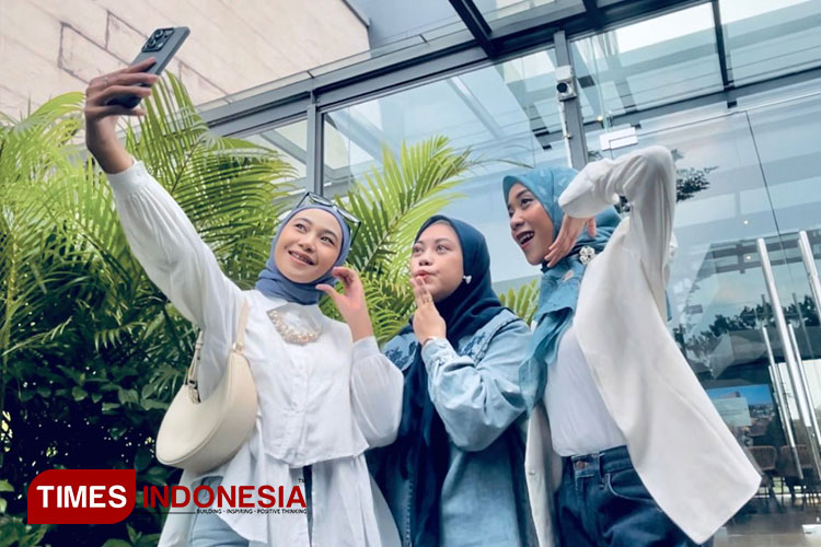 ILUSTRASI: Influencer kerap membagikan konten profesional di dunia maya meski tak punya basis kompetensi (FOTO: Dok. TIMES Indonesia)