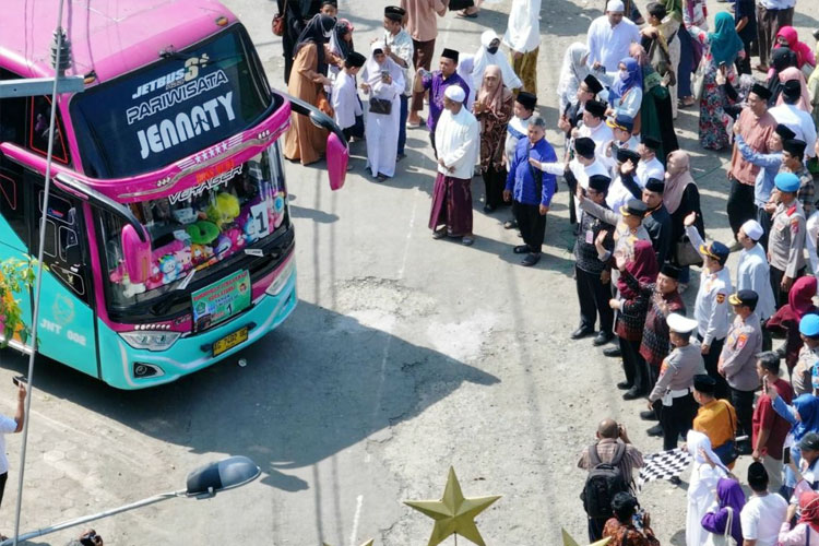 Salah satu bus yang membawa Jemaah Calon Haji Kota Kediri (FOTO: dok Pemkot Kediri) 