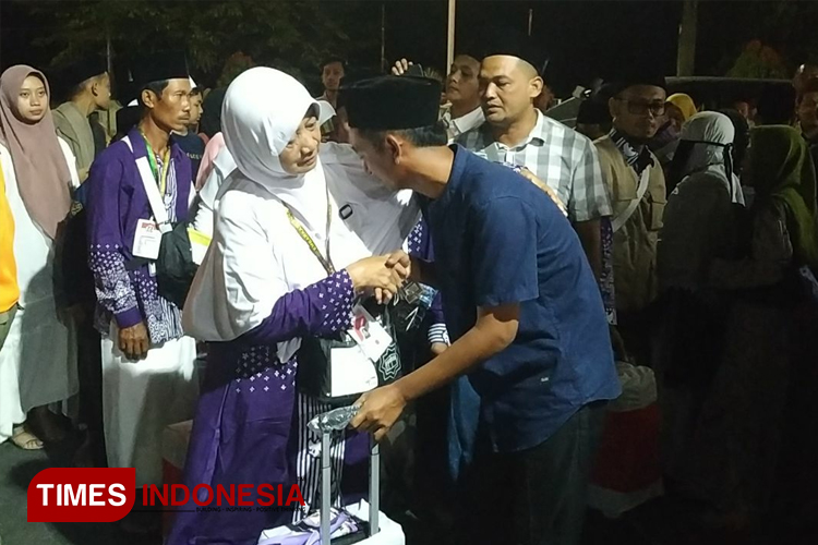 Jemaah Calon Haji Kabupaten Kediri dan keluarga sesaat sebelum berangkat (Foto: Yobby/Times Indonesia)