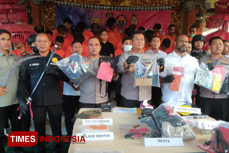 Kapolresta Denpasar saat menunjukan sejumlah barang bukti kejahatan selama bulan Mei yang diungkap Satreskrim Polresta Denpasar. (Foto: Susi/TI)