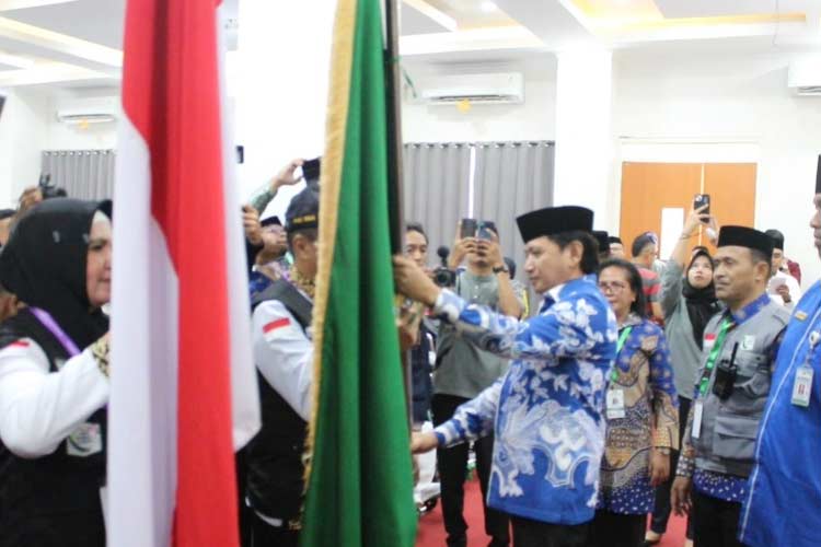Kloter 27 Jemaah Calon Haji Embarkasi Antara Provinsi Maluku resmi dilepas oleh Penjabat Gubernur Maluku Sadali Ie di Aula Asrama Haji Waiheru Ambon, pada Jumat (31/5/2024). (Foto: Diskominfo Maluku for TIMES Indonesia)