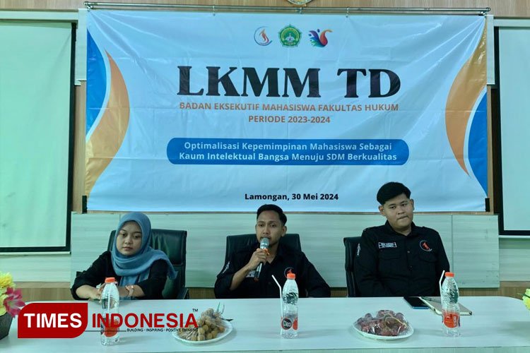 Diyan Ardiansyah selaku ketua BEM FH Unisla menyampaikan sambutannya pada acara LKMM TD di Aula Gedung Utama Unisla. Kamis (30/5/2024). Foto: AJP Unisla for TIMESINDONESIA)