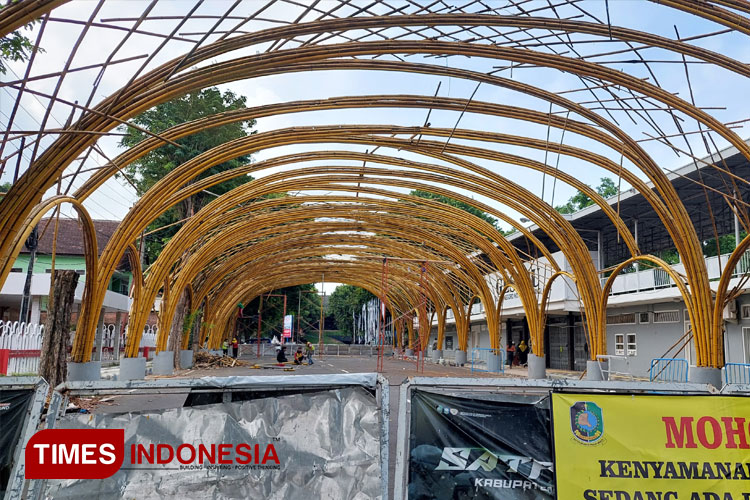 Terowongan ikonik dan Instagramable 'Lorong Bambu' yang sedang dilakukan pemeliharaan. (FOTO: Anggara Cahya/TIMES Indonesia)