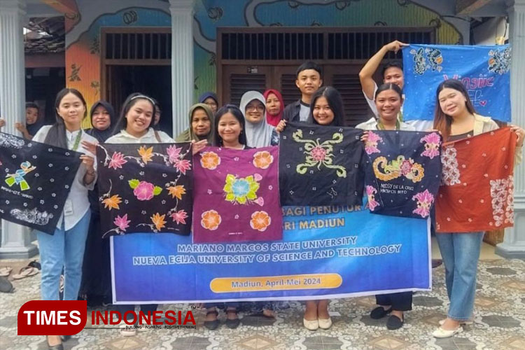 Mahasiswa Asing selesai belajar membatik di Batik Candi Mulyo. (Foto: Humas UNIPMA for TIMES Indonesia)
