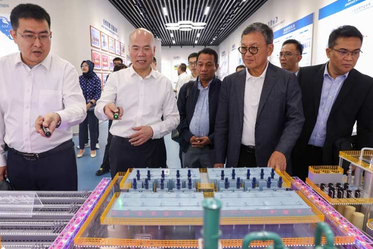 Dalami Industri Energi Baru, Menteri ESDM Tinjau Pabrik Huayou di Tiongkok